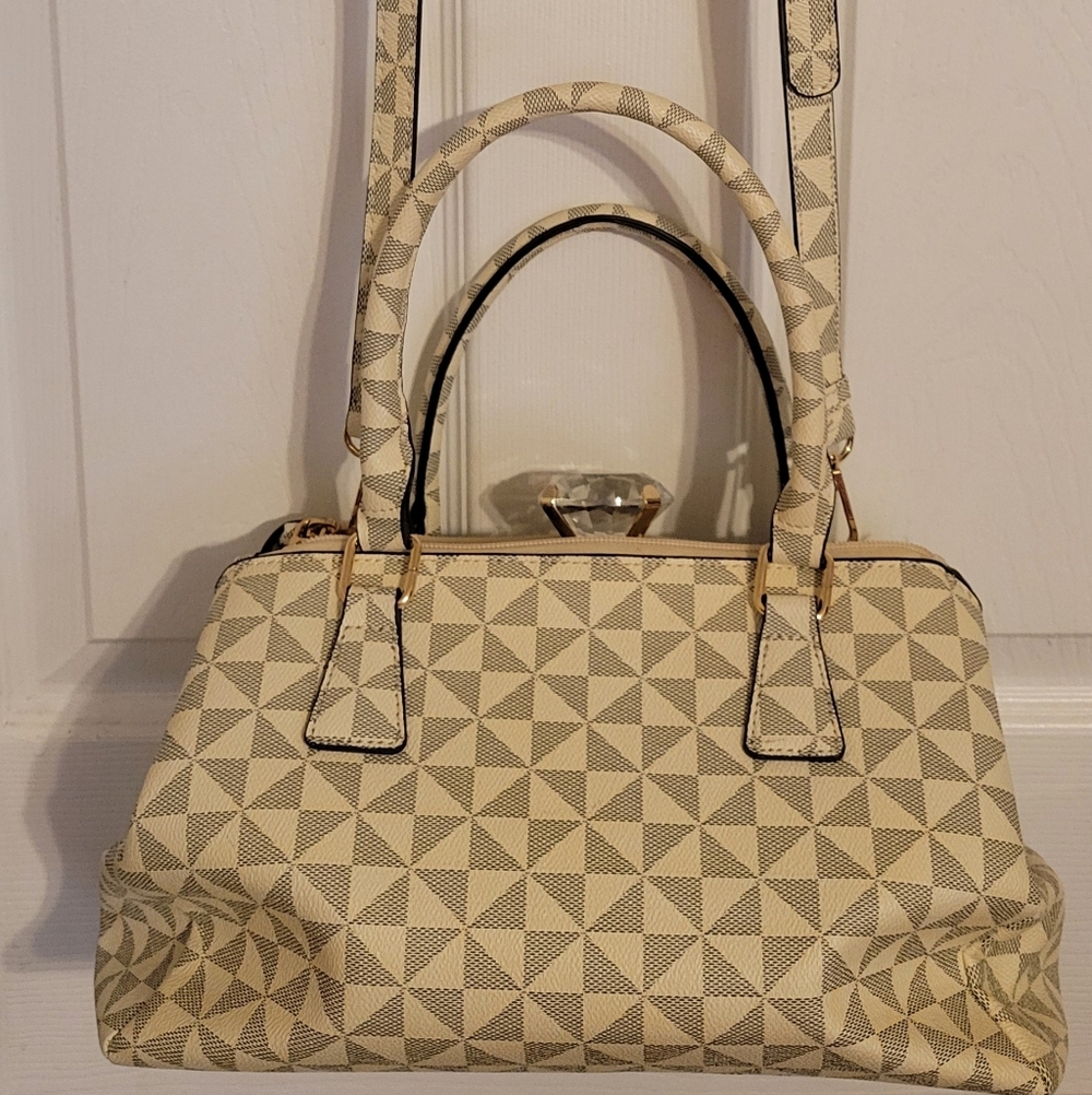 Elegant Patterned Crossbody Bag in Cream